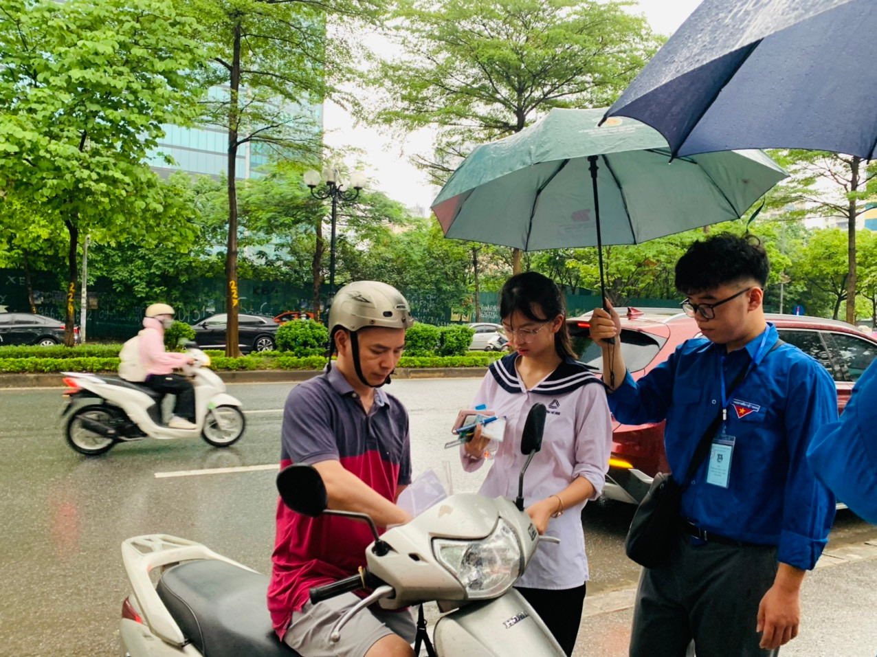 Bố cùng con gái chuẩn bị đồ dùng trước khi vào phòng thi