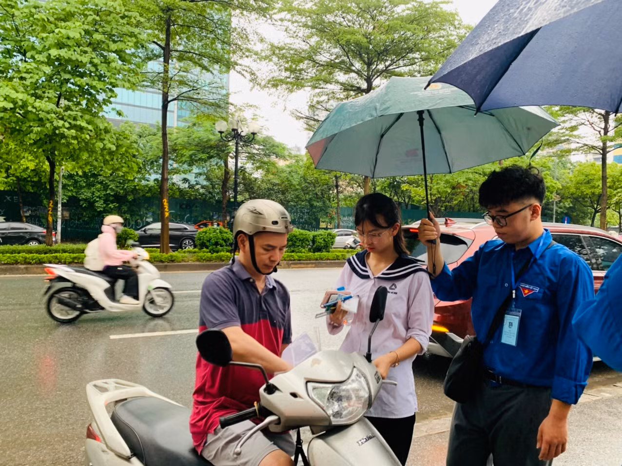 Bố cùng con gái chuẩn bị đồ dùng trước khi vào phòng thi