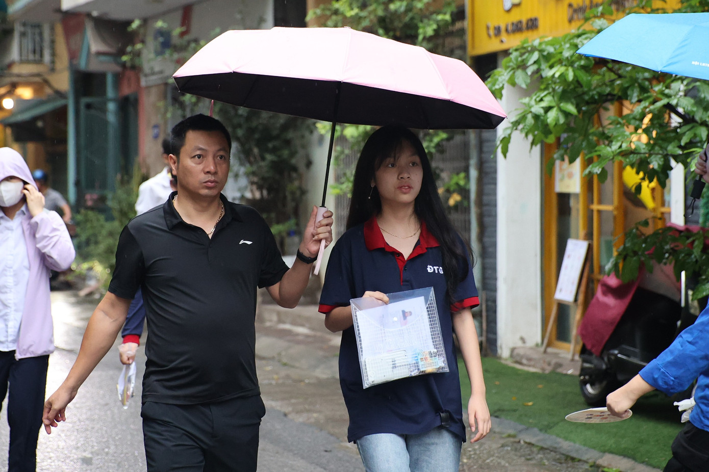 Điểm thi THPT Yên Hoà, con đi thi, bố cùng đi thi. Ảnh: Trọng Tài