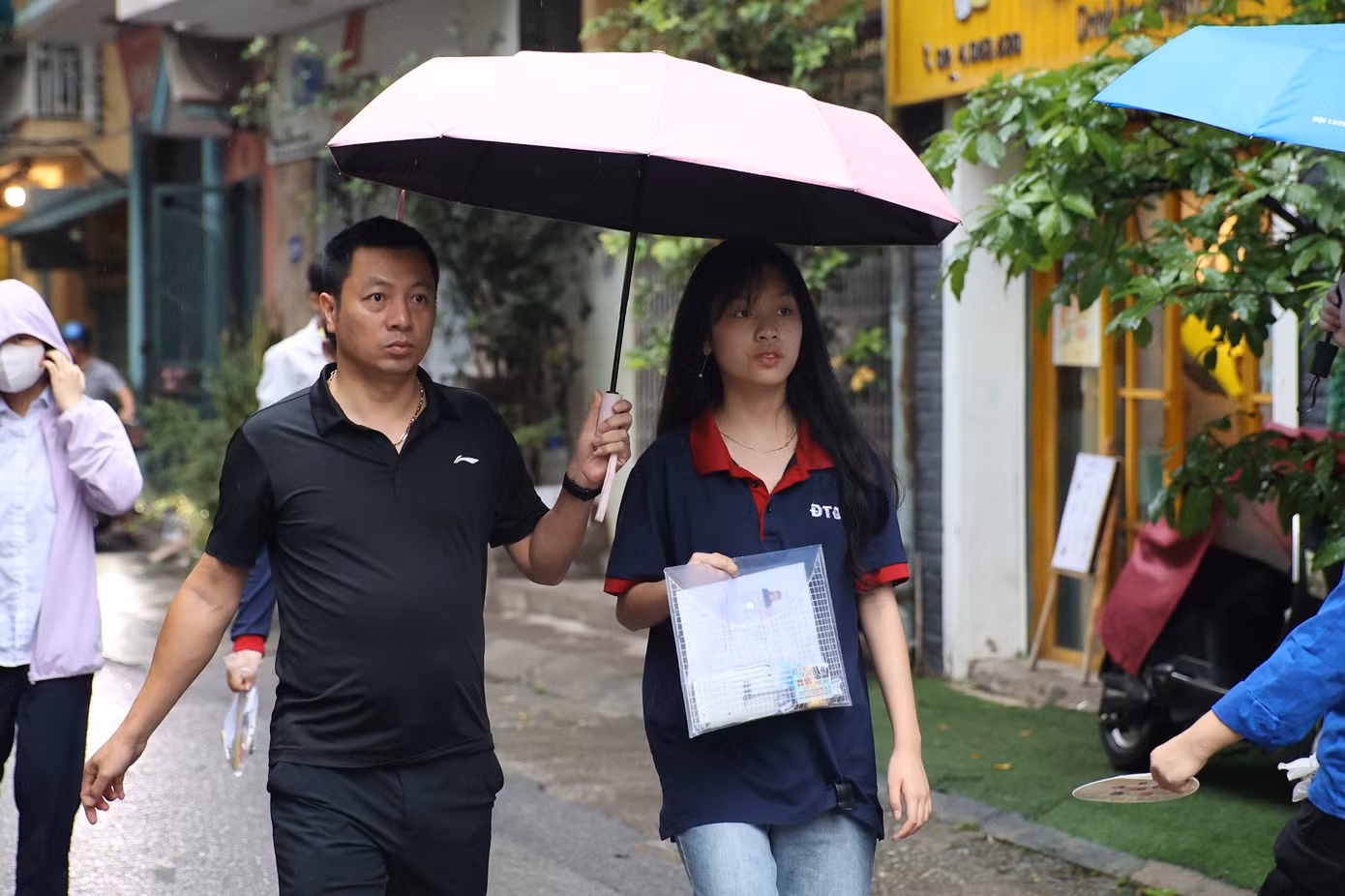 Điểm thi THPT Yên Hoà, con đi thi, bố cùng đi thi. Ảnh: Trọng Tài