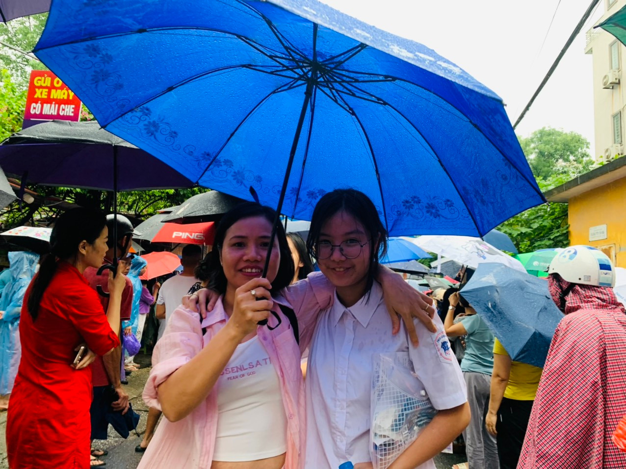 Nhiều thí sinh vui vẻ vì làm được bài. Nhiều thí sinh tự tin về kết quả 3 môn thi. Nhiều thí sinh vui vẻ vì làm được bài. Nhiều thí sinh tự tin về kết quả 3 môn thi.