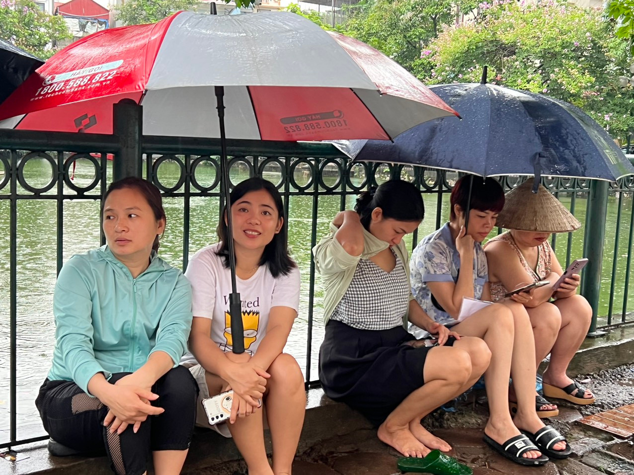 Lúc các sĩ tử bên trong phòng thi căng não hoàn thành bài thi thì cha mẹ ngồi ngoài đợi cũng bồn chồn, thấp thỏm không kém.