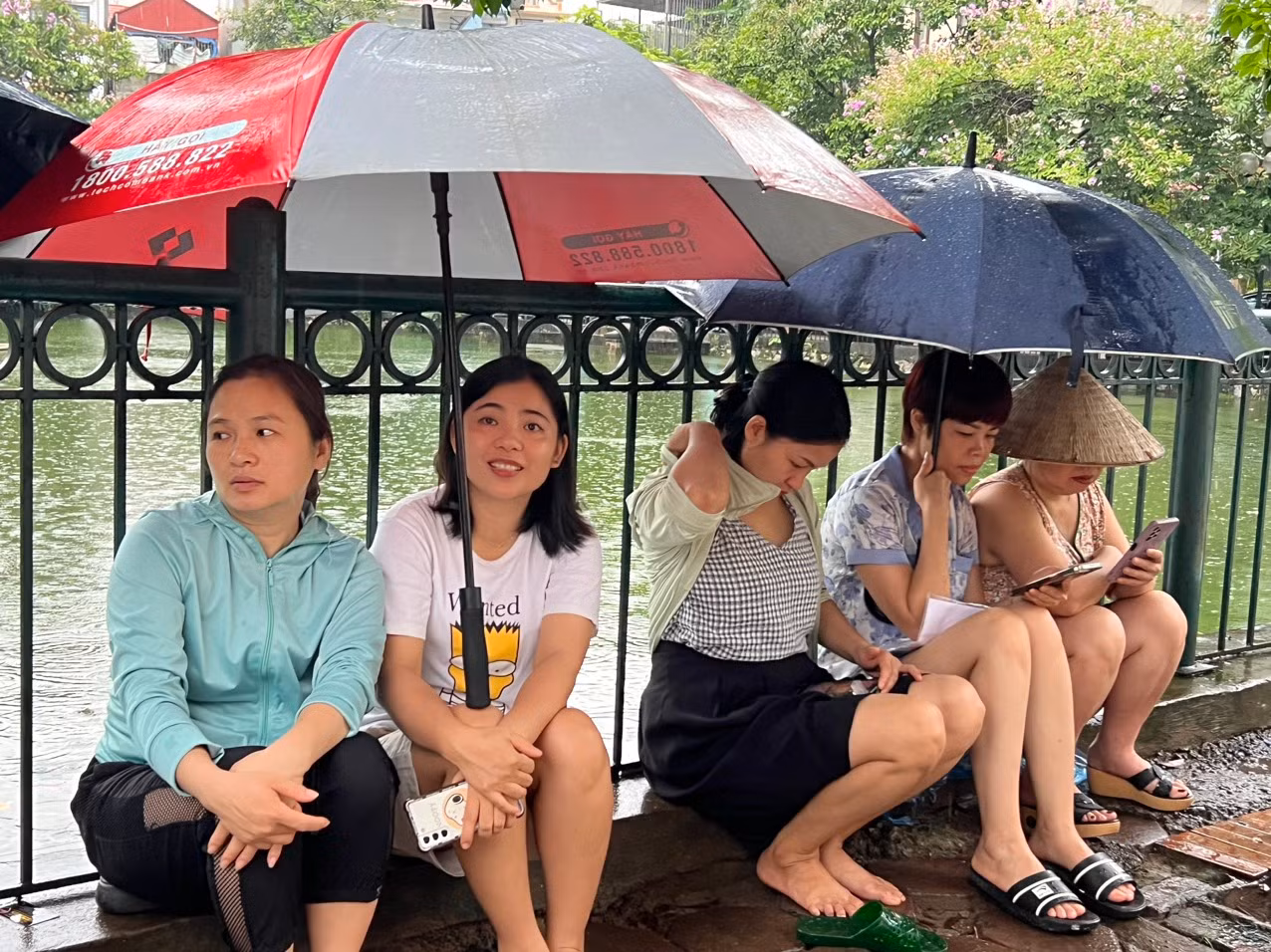Lúc các sĩ tử bên trong phòng thi căng não hoàn thành bài thi thì cha mẹ ngồi ngoài đợi cũng bồn chồn, thấp thỏm không kém.