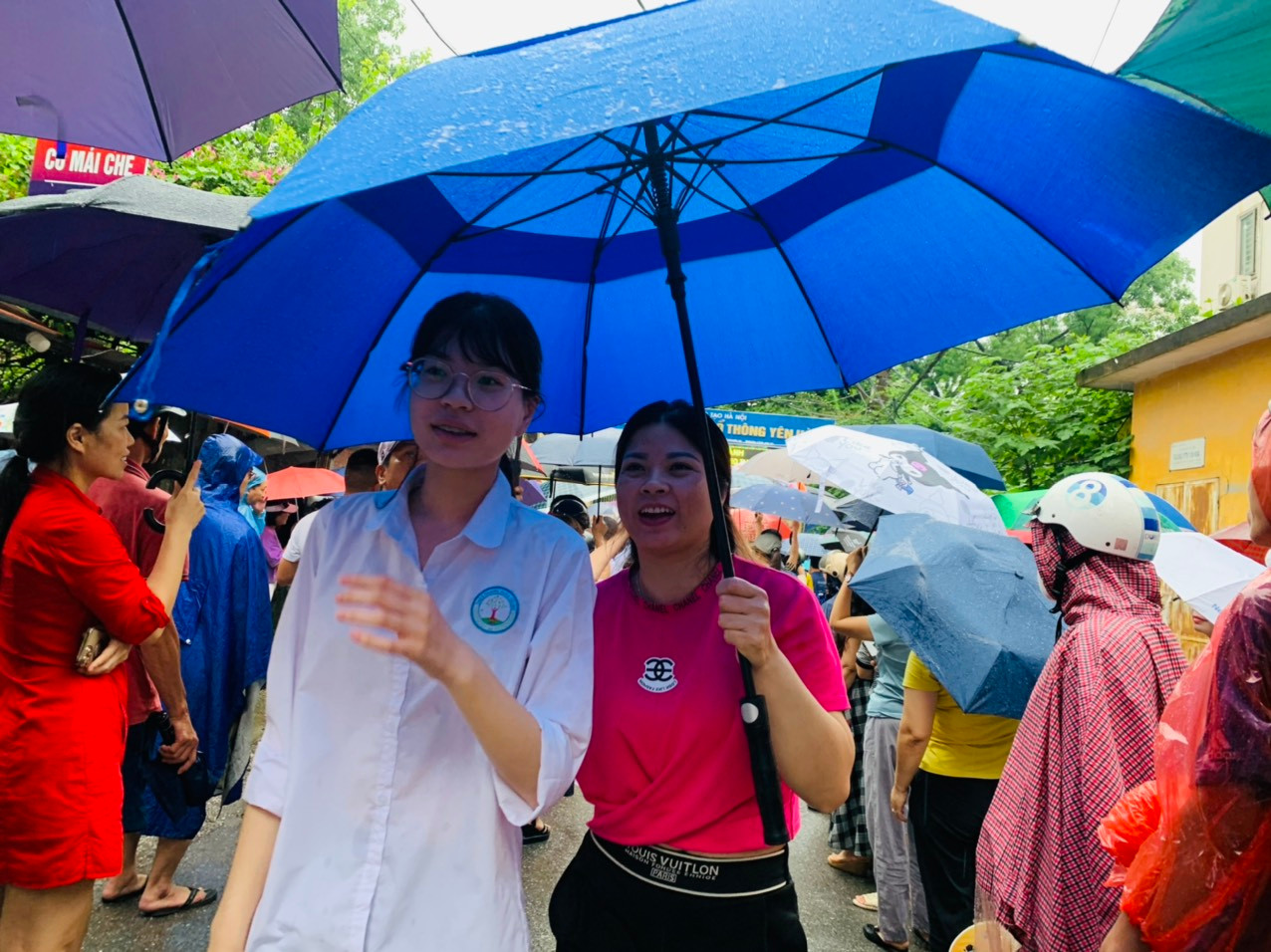 Nhiều thí sinh được mẹ đưa đón. "Đề Toán hôm nay không đạt 9 điểm trở lên hơi phí" Nhiều thí sinh được mẹ đưa đón. "Đề Toán hôm nay không đạt 9 điểm trở lên hơi phí"