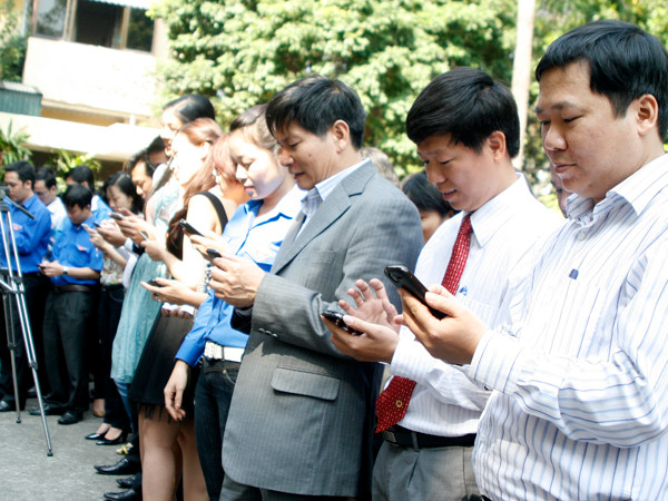 Bầu hconj qua hệ thống điện thoại di động