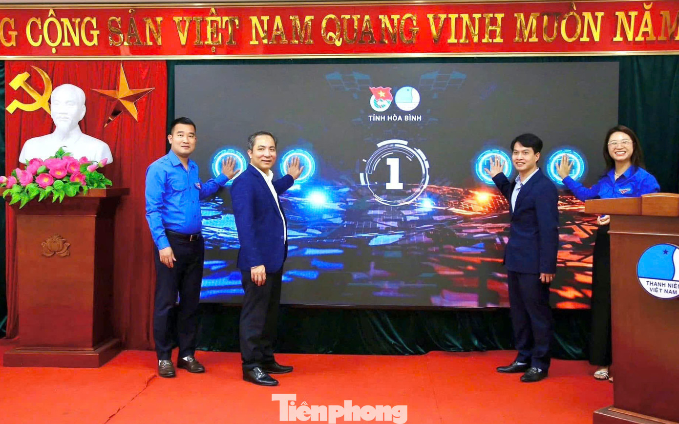 Các đại biểu bấm nút khởi động phong trào “Bình dân học vụ số”. Các đại biểu bấm nút khởi động phong trào “Bình dân học vụ số”.