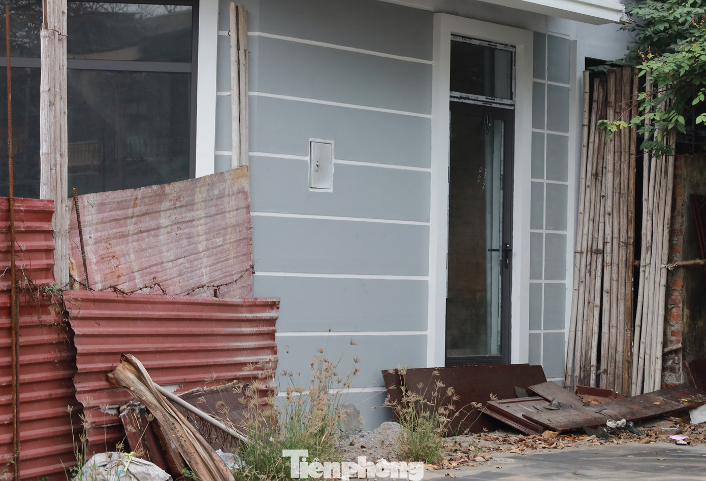 Anh Bùi Hoàng Nam, một môi giới bất động sản tại TP Hòa Bình, cho biết: “Các căn hộ tại đây đã hoàn thành từ năm 2022. Nhà liền kề có giá từ 6 - 8 tỉ đồng, trong khi biệt thự đơn lập dao động từ 13 tỉ đồng/căn, với diện tích từ 158m² - 360m², tùy vào vị trí và hướng nhà”. Anh Bùi Hoàng Nam, một môi giới bất động sản tại TP Hòa Bình, cho biết: “Các căn hộ tại đây đã hoàn thành từ năm 2022. Nhà liền kề có giá từ 6 - 8 tỉ đồng, trong khi biệt thự đơn lập dao động từ 13 tỉ đồng/căn, với diện tích từ 158m² - 360m², tùy vào vị trí và hướng nhà”.