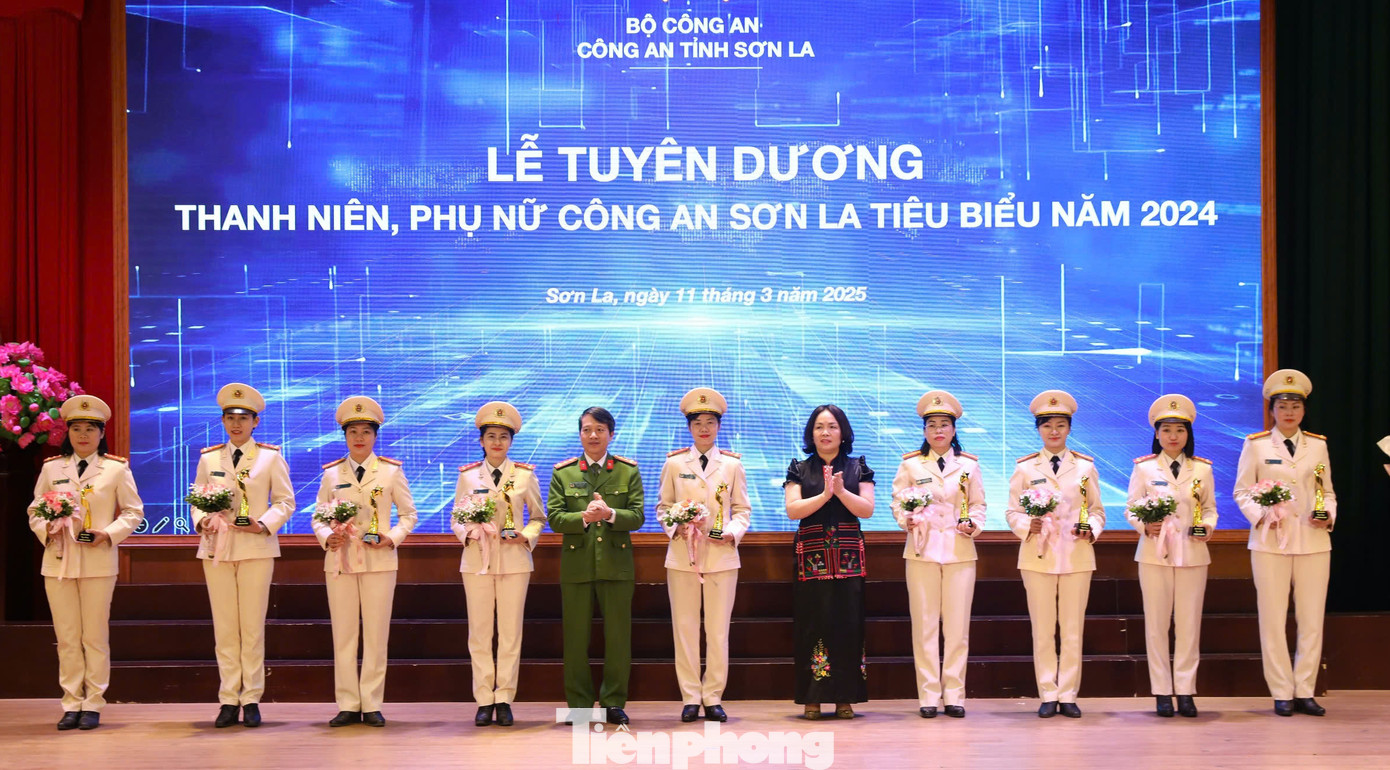 Lãnh đạo Công an tỉnh, Hội Phụ nữ tặng biểu tượng, giấy chứng nhận cho thanh niên Công an có thành tích tiêu biểu, xuất sắc. Lãnh đạo Công an tỉnh, Hội Phụ nữ tặng biểu tượng, giấy chứng nhận cho thanh niên Công an có thành tích tiêu biểu, xuất sắc.