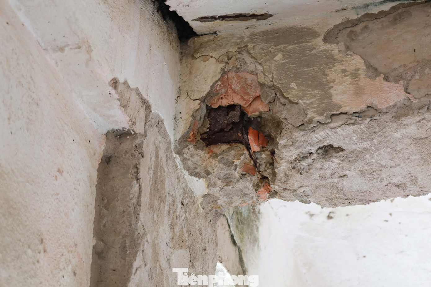 Nước từ tầng trên thấm xuống tầng dưới, đặc biệt là khu vệ sinh, do mỗi gia đình đều từng sửa chữa theo nhu cầu riêng, khiến khu nhà xuống cấp nhanh.