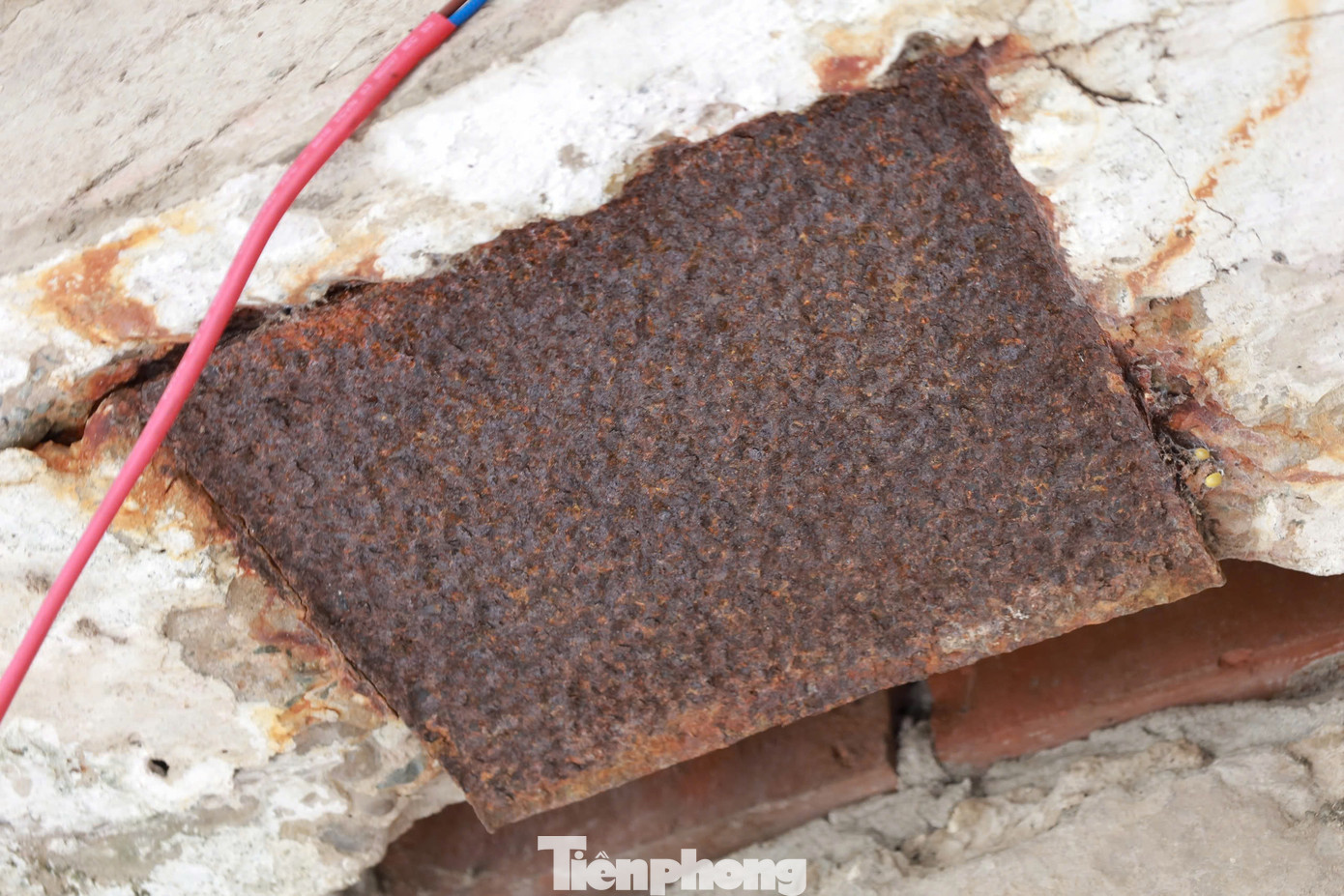 “Việc người dân tự ý cơi nới, lấn chiếm đã khiến khu nhà trở nên chắp vá, méo mó. Hạ tầng ngày càng xuống cấp nghiêm trọng, tiềm ẩn nhiều nguy cơ mất an toàn”, anh Trung cho hay.