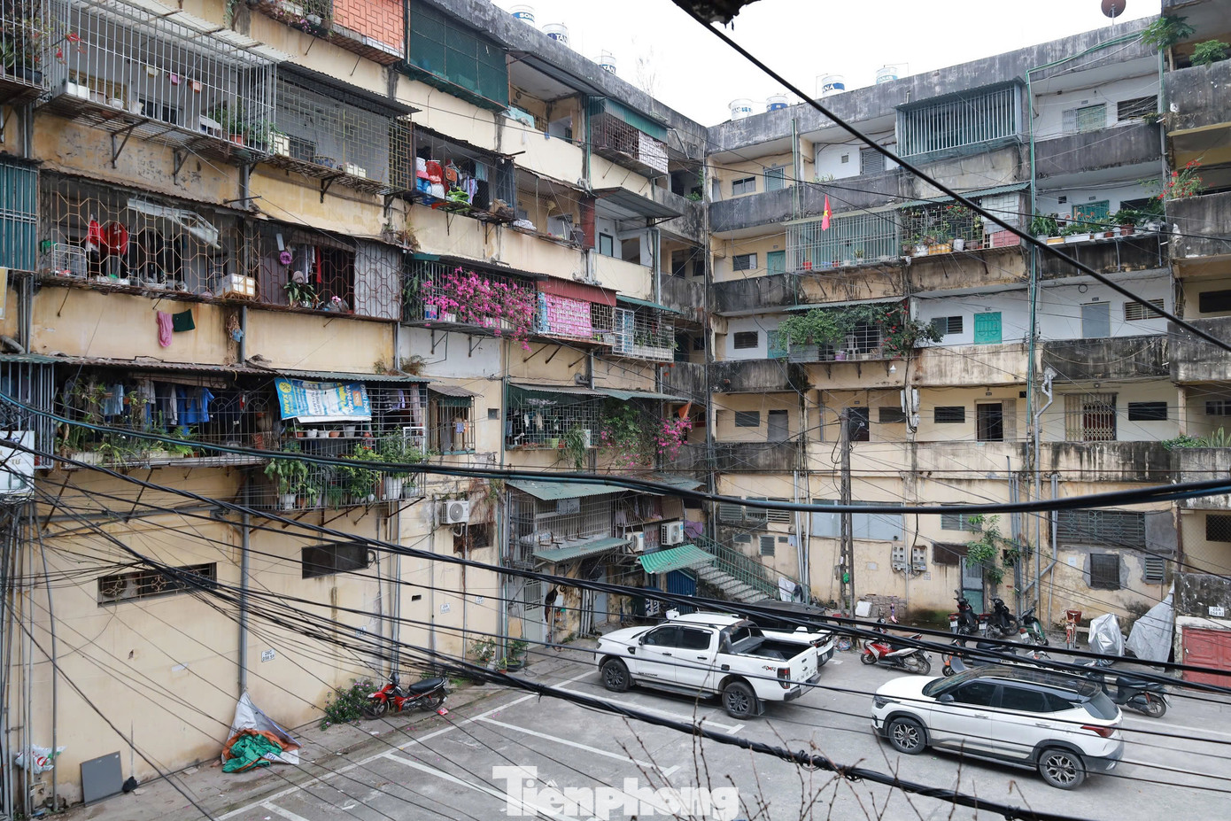 Tường nhà bị bong tróc, nứt nhiều nơi, tạo nên khung cảnh nhếch nhác, tiềm ẩn nhiều rủi ro cho cư dân sinh sống tại đây.