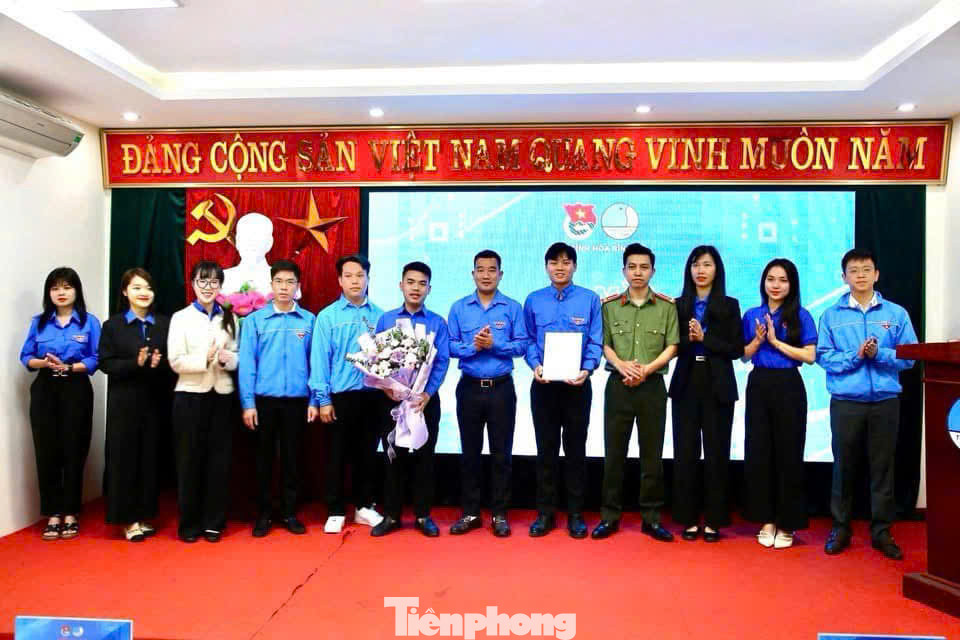 Ủy ban Hội LHTN Việt Nam tỉnh Hòa Bình ra mắt Đội hình “Bình dân học vụ số”. Ủy ban Hội LHTN Việt Nam tỉnh Hòa Bình ra mắt Đội hình “Bình dân học vụ số”.