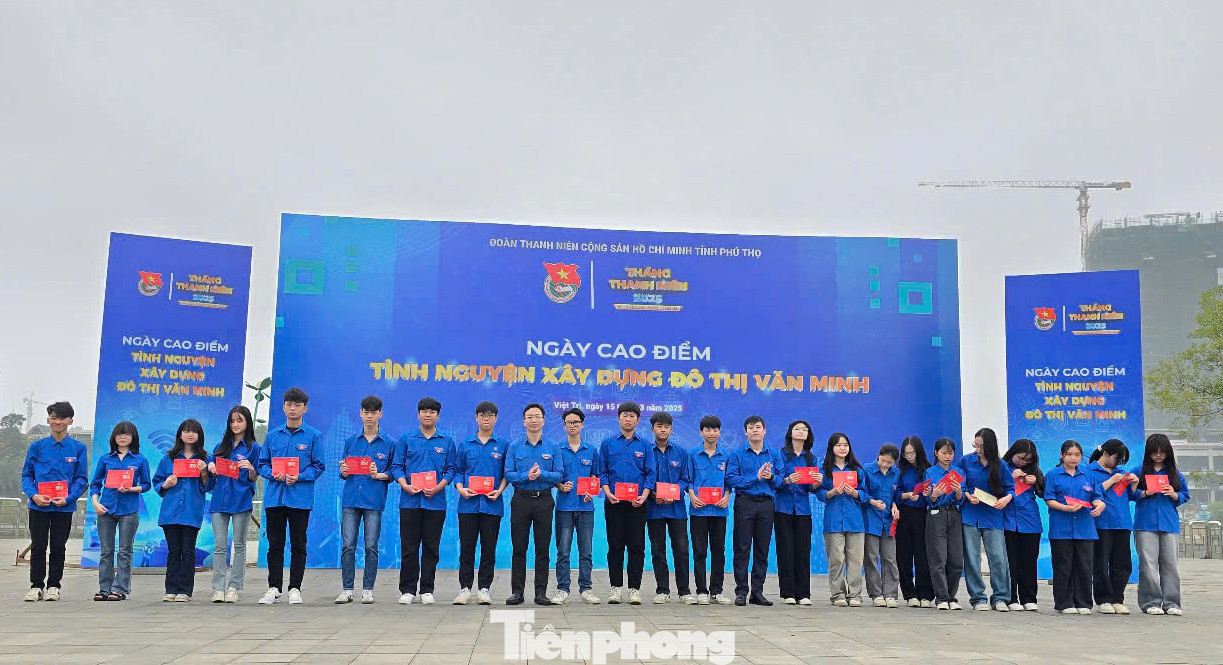 Thành Đoàn TP. Việt Trì tổ chức kết nạp đoàn viên cho học sinh tiêu biểu, ưu tú của 7 trường THPT trên địa bàn.