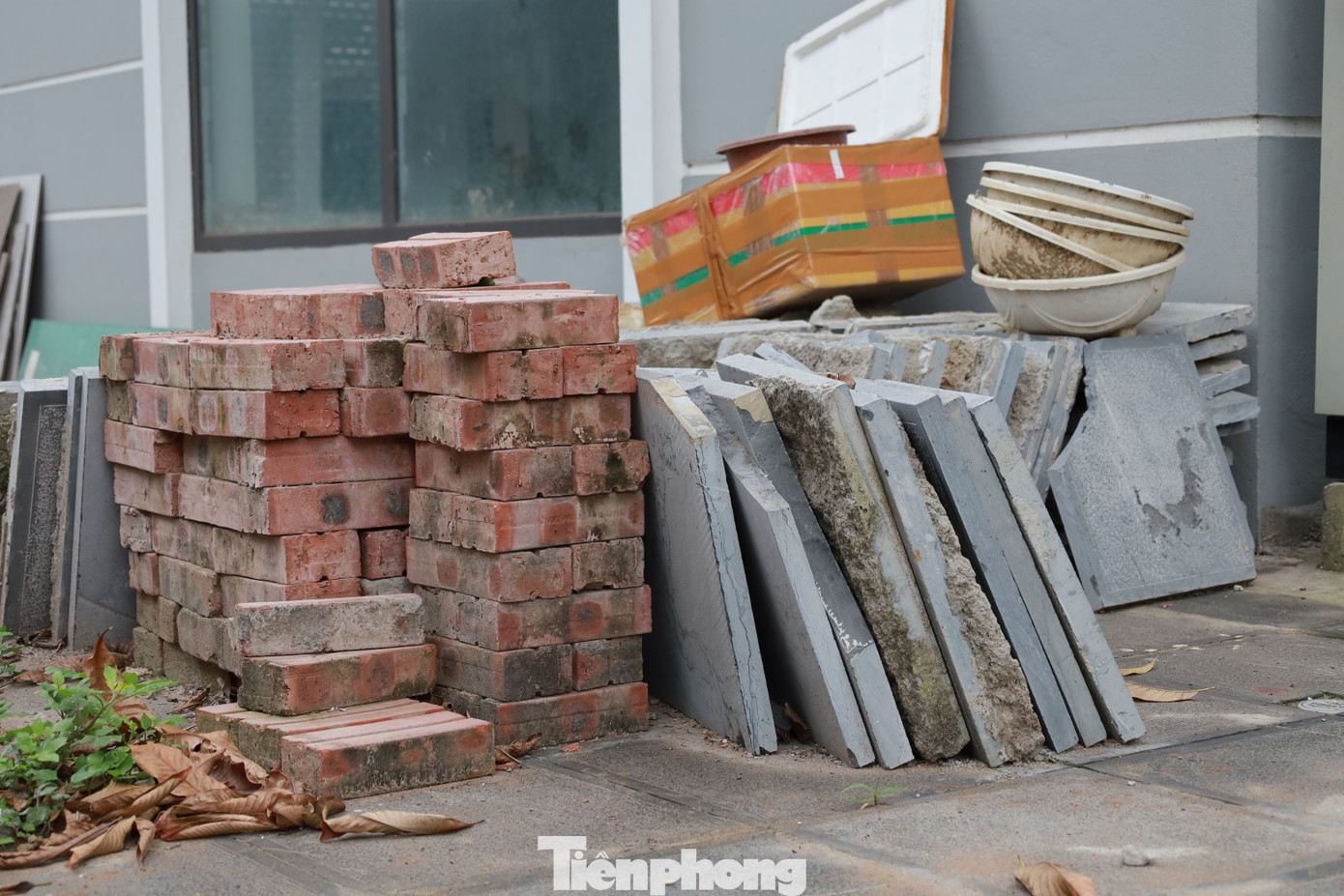 Theo anh Nam, hầu hết các căn nhà đã có chủ từ khi xây dựng, nhưng phần lớn người mua chỉ đầu tư “lướt sóng”. Khi thị trường chững lại, giao dịch đóng băng, nhiều căn biệt thự, nhà liền kề bị bỏ hoang, tạo nên khung cảnh đìu hiu như hiện nay. Theo anh Nam, hầu hết các căn nhà đã có chủ từ khi xây dựng, nhưng phần lớn người mua chỉ đầu tư “lướt sóng”. Khi thị trường chững lại, giao dịch đóng băng, nhiều căn biệt thự, nhà liền kề bị bỏ hoang, tạo nên khung cảnh đìu hiu như hiện nay.