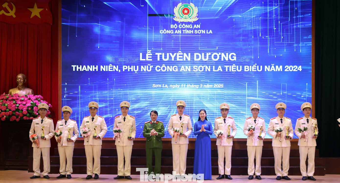 Lãnh đạo Công an tỉnh, Tỉnh Đoàn Sơn La tặng biểu tượng, giấy chứng nhận cho thanh niên Công an có thành tích tiêu biểu, xuất sắc. Lãnh đạo Công an tỉnh, Tỉnh Đoàn Sơn La tặng biểu tượng, giấy chứng nhận cho thanh niên Công an có thành tích tiêu biểu, xuất sắc.