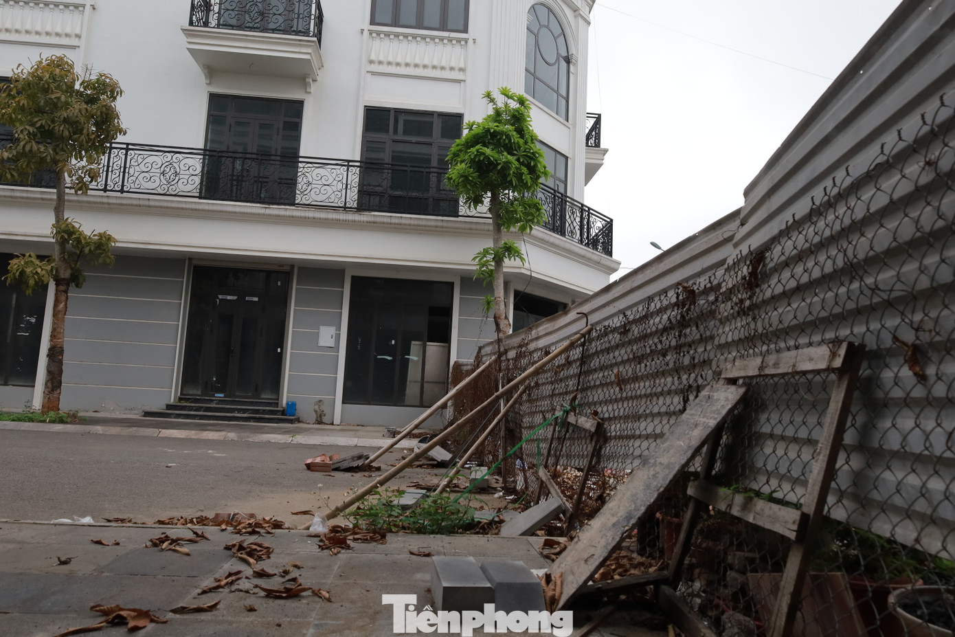 Anh Bùi Hoàng Nam, một môi giới bất động sản tại TP Hòa Bình, cho biết: “Các căn hộ tại đây đã hoàn thành từ năm 2022. Nhà liền kề có giá từ 6 - 8 tỉ đồng, trong khi biệt thự đơn lập dao động từ 13 tỉ đồng/căn, với diện tích từ 158m² - 360m², tùy vào vị trí và hướng nhà”. Anh Bùi Hoàng Nam, một môi giới bất động sản tại TP Hòa Bình, cho biết: “Các căn hộ tại đây đã hoàn thành từ năm 2022. Nhà liền kề có giá từ 6 - 8 tỉ đồng, trong khi biệt thự đơn lập dao động từ 13 tỉ đồng/căn, với diện tích từ 158m² - 360m², tùy vào vị trí và hướng nhà”.