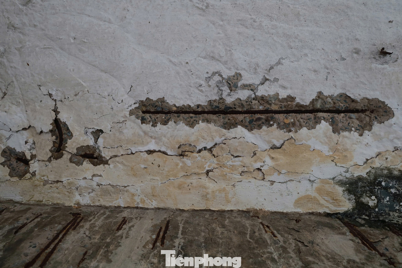 “Việc người dân tự ý cơi nới, lấn chiếm đã khiến khu nhà trở nên chắp vá, méo mó. Hạ tầng ngày càng xuống cấp nghiêm trọng, tiềm ẩn nhiều nguy cơ mất an toàn”, anh Trung cho hay.