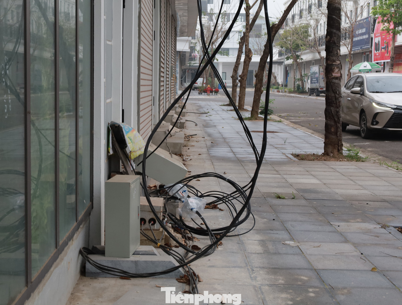 Dự án có 48 nhà liền kề thì chỉ 14 nhà có người ở. Hầu hết các căn đã có chủ, nhưng nhiều người chưa hoàn tất thanh toán để nhận nhà. Dãy mặt đường hướng sông Đà đã bán hết, nhưng thời gian gần đây treo biển bán nhà, nhưng không có ai hỏi mua. Dự án có 48 nhà liền kề thì chỉ 14 nhà có người ở. Hầu hết các căn đã có chủ, nhưng nhiều người chưa hoàn tất thanh toán để nhận nhà. Dãy mặt đường hướng sông Đà đã bán hết, nhưng thời gian gần đây treo biển bán nhà, nhưng không có ai hỏi mua.