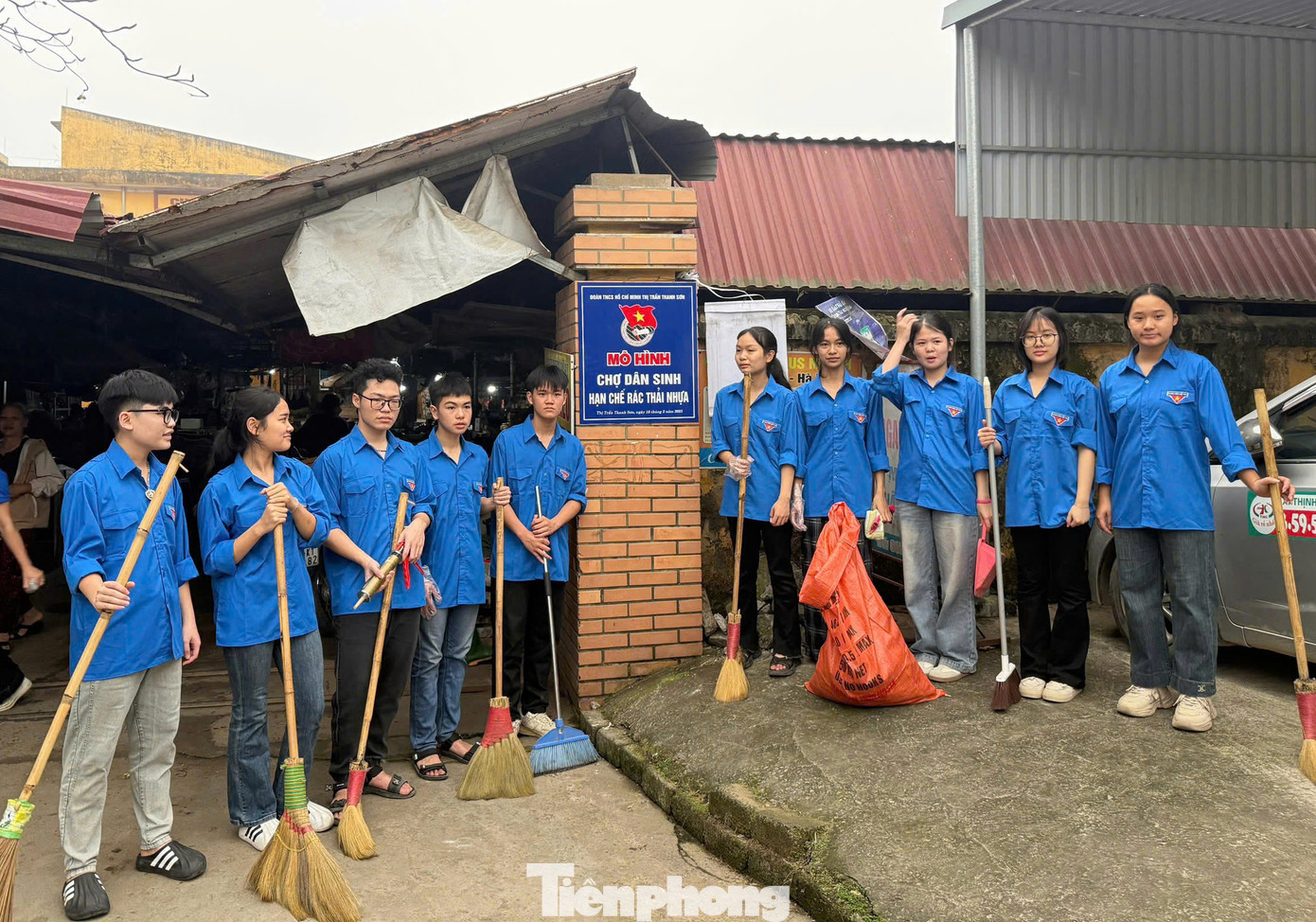 Các cơ sở Đoàn ra quân dọn dẹp vệ sinh tại các nghĩa trang liệt sĩ địa phương và chợ dân sinh trên địa bàn.