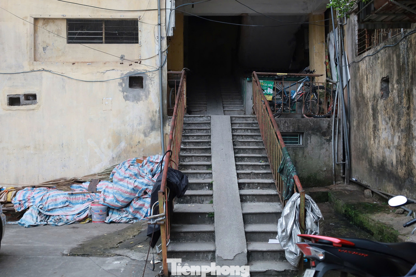 Anh Trần Văn Trung cho biết thêm, khu tập thể này đang được phân thành từng cụm cư dân nhỏ và thuộc quyền quản lý của Công ty Cổ phần Đầu tư Phát triển Nhà và Xây dựng Hòa Bình.