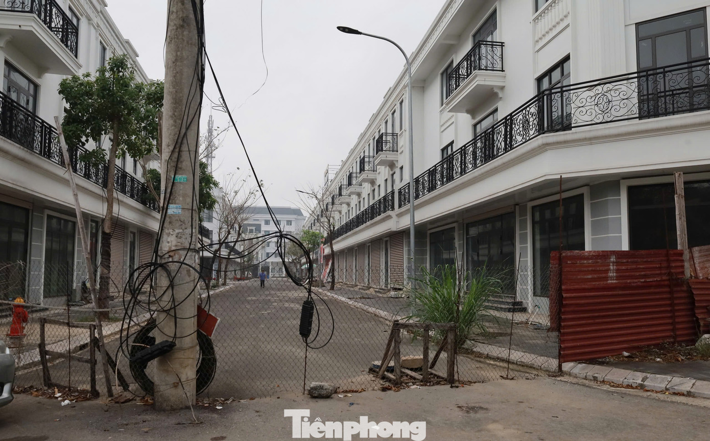 Theo tìm hiểu, đây là dự án Nhà ở thương mại shophouse do Công ty CP Đầu tư Phát triển và Xây dựng Sao Vàng làm chủ đầu tư. Dự án được kỳ vọng tạo nên điểm nhấn bất động sản trong TP. Hòa Bình với quy mô 4,06 héc ta, tổng mức đầu tư hơn 299,5 tỉ đồng. Theo tìm hiểu, đây là dự án Nhà ở thương mại shophouse do Công ty CP Đầu tư Phát triển và Xây dựng Sao Vàng làm chủ đầu tư. Dự án được kỳ vọng tạo nên điểm nhấn bất động sản trong TP. Hòa Bình với quy mô 4,06 héc ta, tổng mức đầu tư hơn 299,5 tỉ đồng.