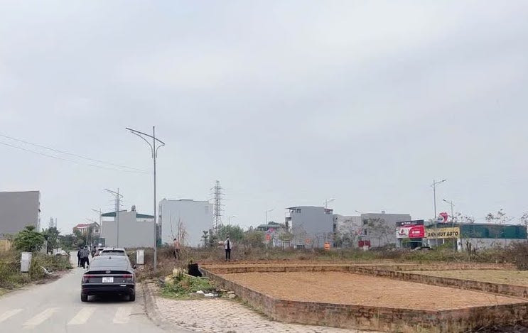 Những lô đất của dân cũng hút khách. Những lô đất của dân cũng hút khách.