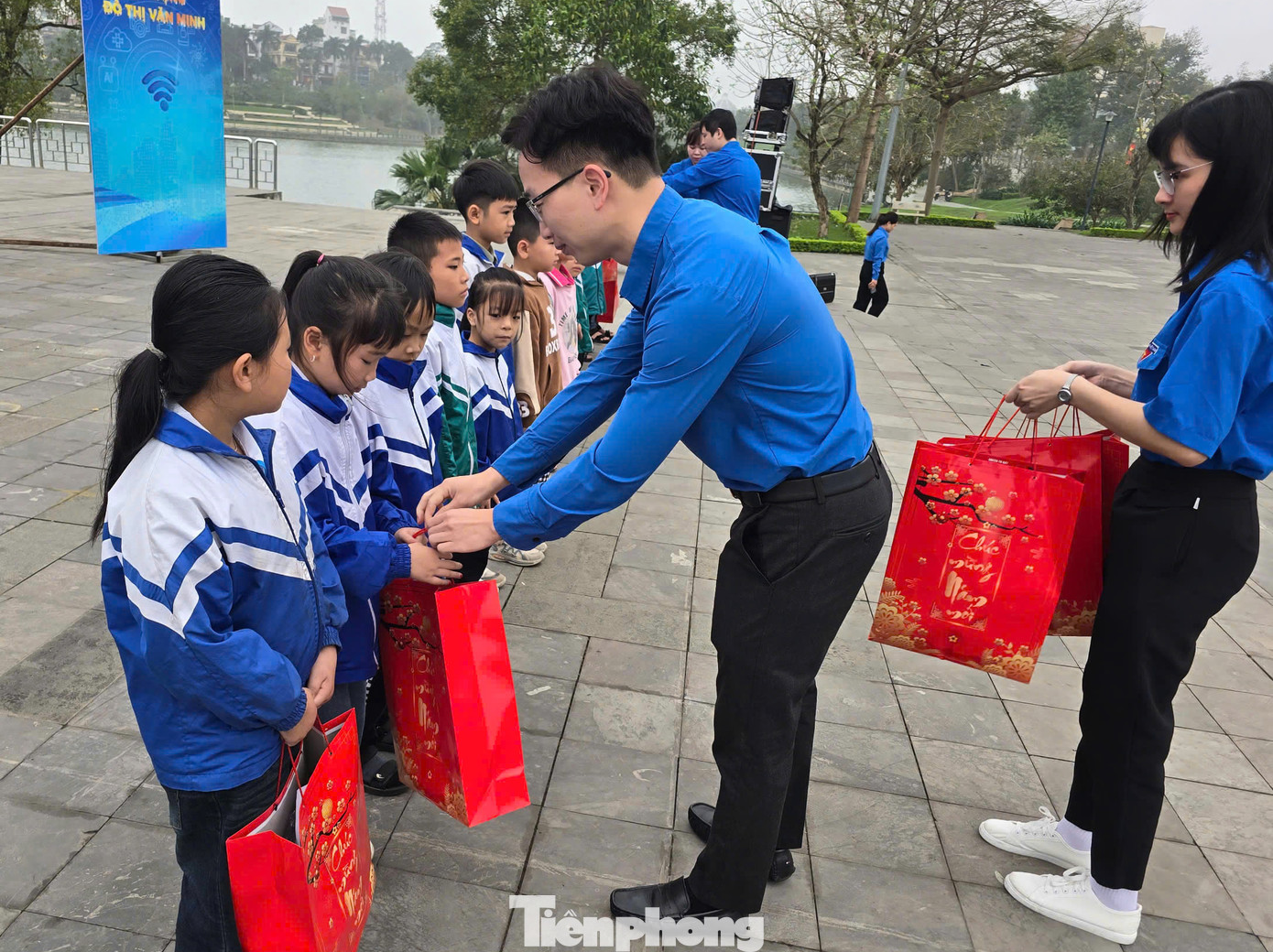 Trao tặng quà cho thiếu nhi có hoàn cảnh khó khăn.