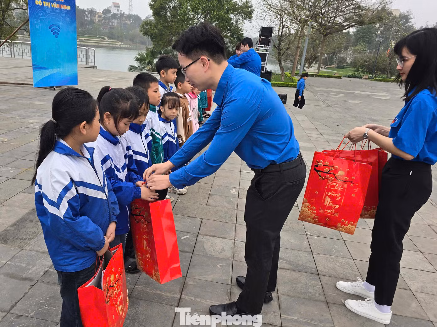 Trao tặng quà cho thiếu nhi có hoàn cảnh khó khăn.