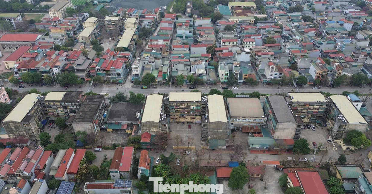 Khu tập thể cũ 5 tầng gồm 9 dãy nhà nằm tại tổ 13, phường Tân Thịnh, TP. Hòa Bình. Theo quan sát của phóng viên, mặt ngoài của 9 dãy nhà không được sơn sửa, bị rêu mốc bao phủ, những cột trụ bê tông nứt vỡ, trơ cả lõi thép.