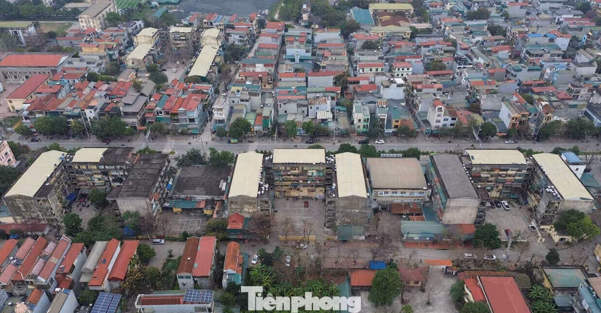 Khu tập thể cũ 5 tầng gồm 9 dãy nhà nằm tại tổ 13, phường Tân Thịnh, TP. Hòa Bình. Theo quan sát của phóng viên, mặt ngoài của 9 dãy nhà không được sơn sửa, bị rêu mốc bao phủ, những cột trụ bê tông nứt vỡ, trơ cả lõi thép.