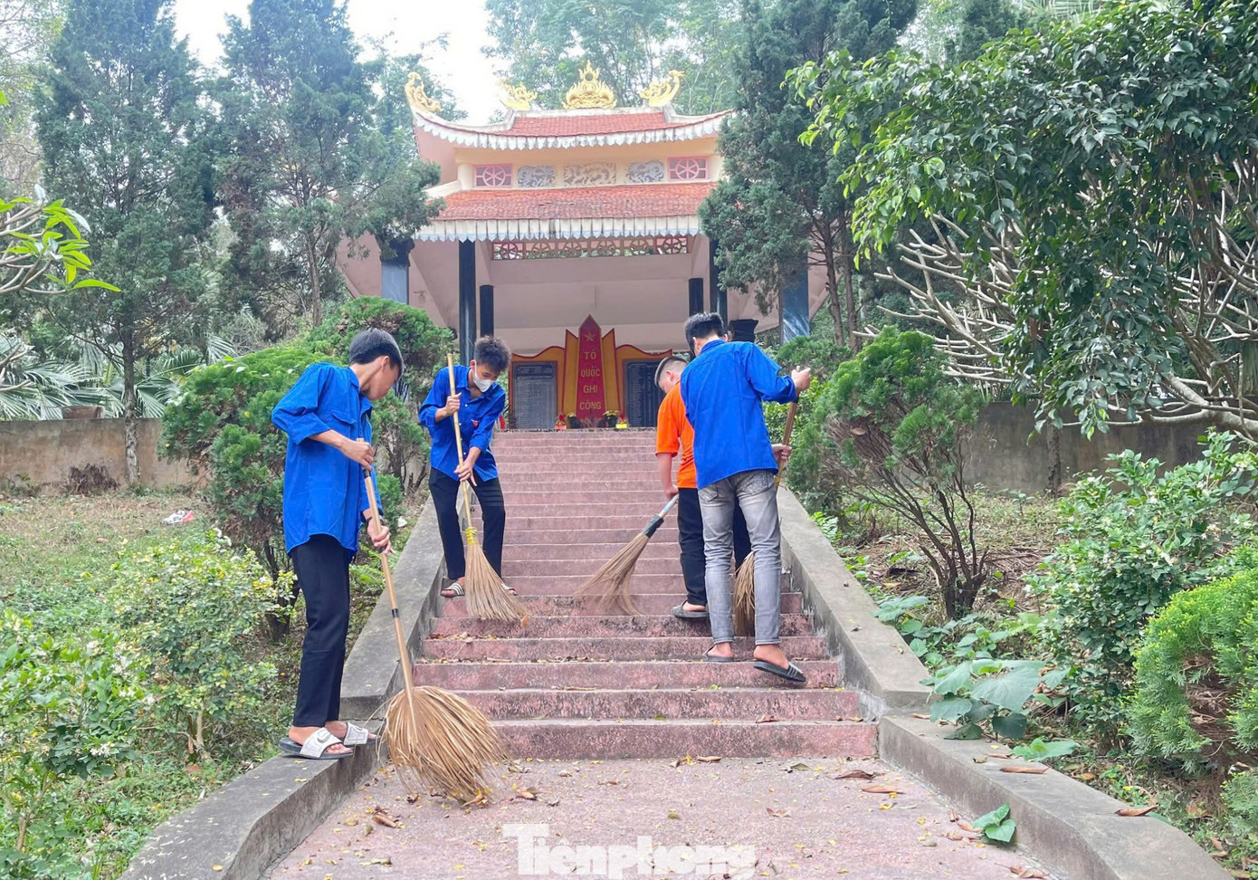 Các cơ sở Đoàn ra quân dọn dẹp vệ sinh tại các nghĩa trang liệt sĩ địa phương và chợ dân sinh trên địa bàn.