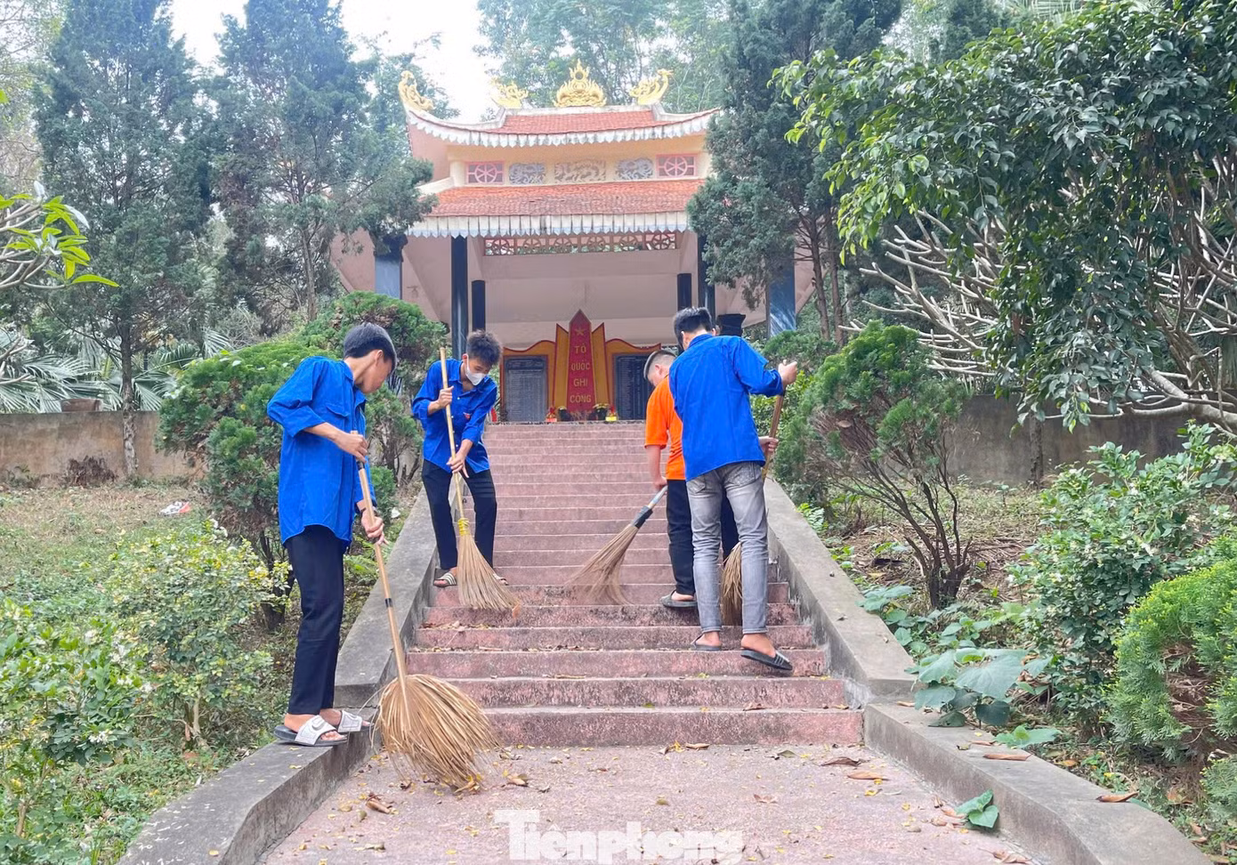 Các cơ sở Đoàn ra quân dọn dẹp vệ sinh tại các nghĩa trang liệt sĩ địa phương và chợ dân sinh trên địa bàn.