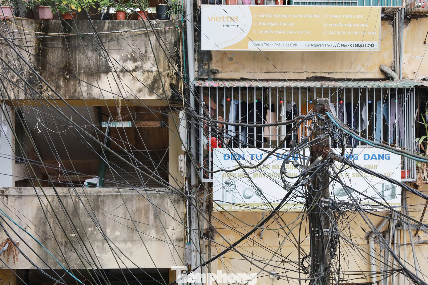 Anh Trần Văn Trung cư dân nhà A1 của khu tập thể nói, dãy nhà tập thể không được quản lý chặt chẽ, những hư hỏng không được sửa chữa kịp thời, mỗi người sửa mỗi kiểu, ai muốn sửa gì thì sửa, khoan đập thoải mái, dẫn đến khu nhà bị biến dạng, tạo nên khung cảnh nhếch nhác.