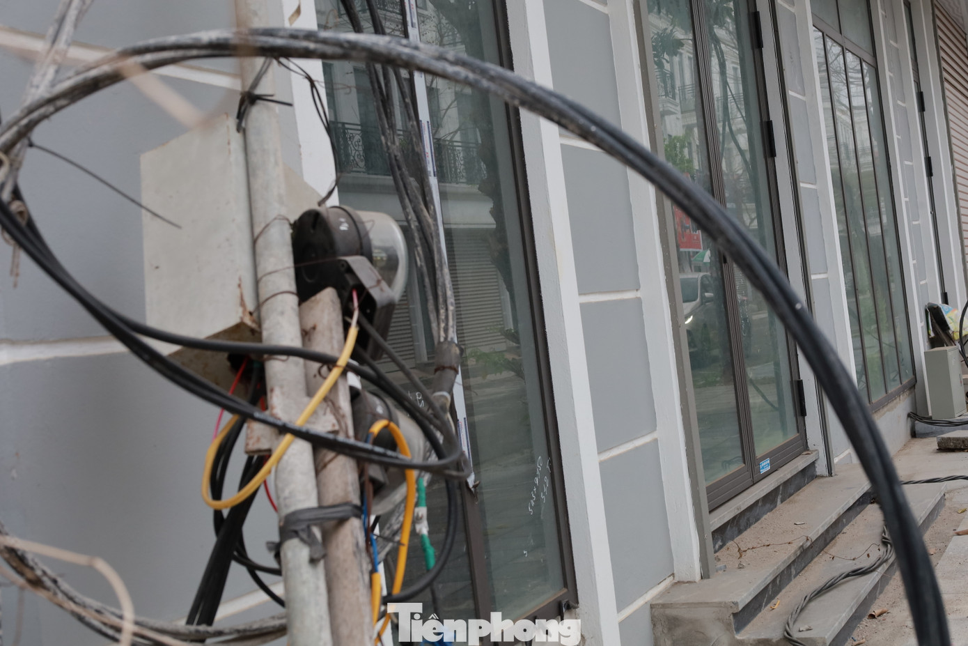 Dự án có 48 nhà liền kề thì chỉ 14 nhà có người ở. Hầu hết các căn đã có chủ, nhưng nhiều người chưa hoàn tất thanh toán để nhận nhà. Dãy mặt đường hướng sông Đà đã bán hết, nhưng thời gian gần đây treo biển bán nhà, nhưng không có ai hỏi mua. Dự án có 48 nhà liền kề thì chỉ 14 nhà có người ở. Hầu hết các căn đã có chủ, nhưng nhiều người chưa hoàn tất thanh toán để nhận nhà. Dãy mặt đường hướng sông Đà đã bán hết, nhưng thời gian gần đây treo biển bán nhà, nhưng không có ai hỏi mua.