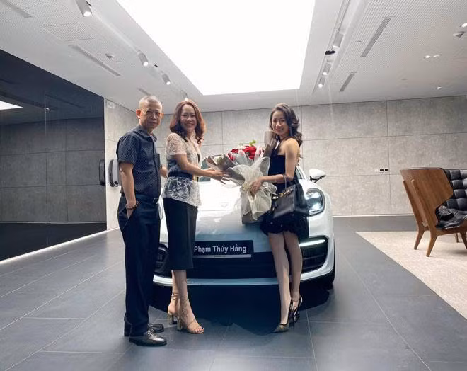 Cô bạn gây xôn xao MXH khi được bố mẹ tặng xe hơi tiền tỷ. Ảnh: FBNV