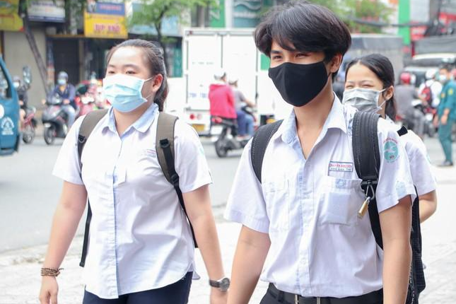 Teen không giấu được phấn khởi khi hoàn thành xong đợt 1 của kỳ thi năm nay. Ảnh: Ngọc Long