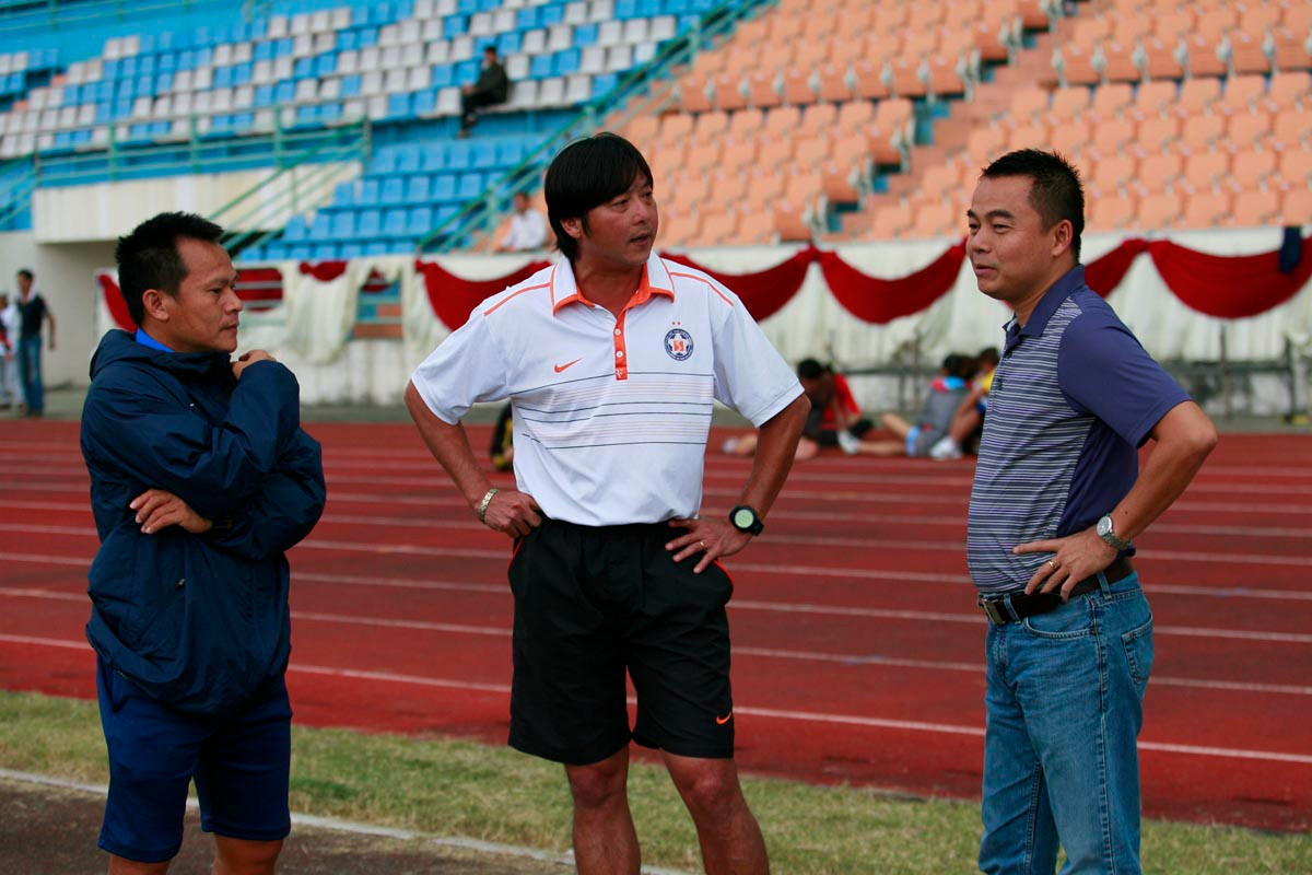 HLV trưởng Xi măng Xuân Thành Sài Gòn Lư Đình Tuấn(Ngoài cùng bên trái)