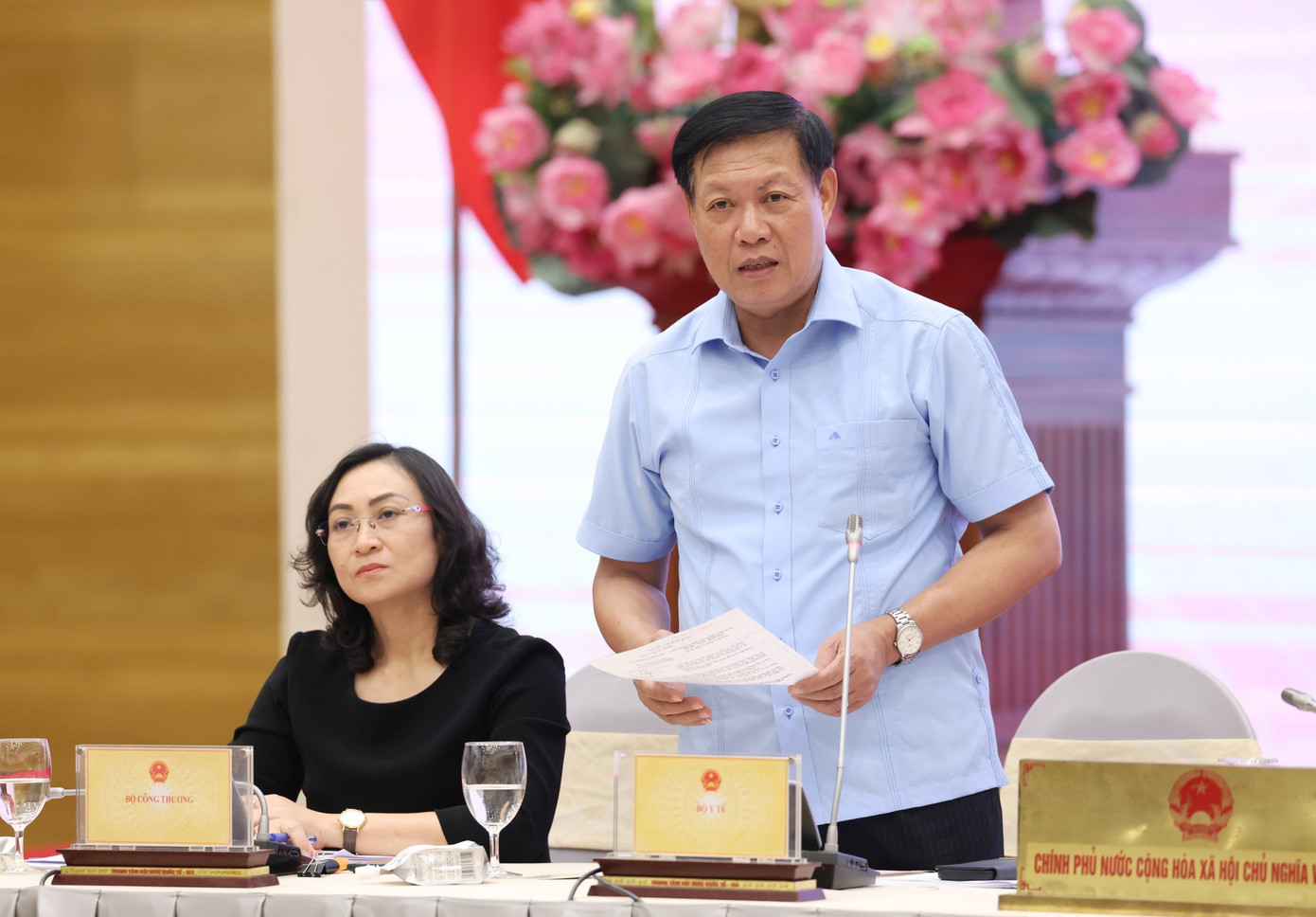 Ông Đỗ Xuân Tuyên, Thứ trưởng Y tế trả lời tại họp báo. Ảnh Như Ý