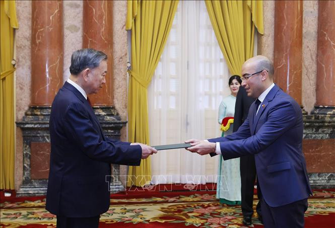 Tổng Bí thư, Chủ tịch nước Tô Lâm nhận Quốc thư từ Đại sứ Algeria tại Việt Nam Sofiane Chaib. Ảnh: Lâm Khánh/TTXVN