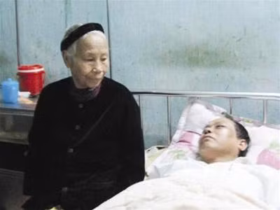 Cụ Nguyễn Thị Vinh, 80 tuổi, vượt quãng đường 50km đến thăm nhà báo Võ Minh Châu. Ảnh : PV