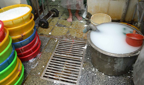 Bún ế, bún cũ để cạnh cống thoát nước. Bún ế, bún cũ để cạnh cống thoát nước