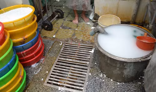  Bún ế, bún cũ để cạnh cống thoát nước