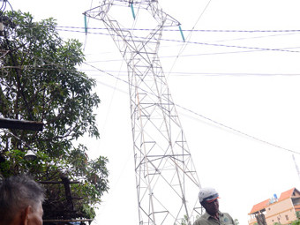 Người dân khu phố 2, phường Trung Mỹ Tây, Q.12, TP.HCM vẫn sinh hoạt dưới đường dây 220kV (Hóc Môn - Bình Tân). Ảnh: T.T.D