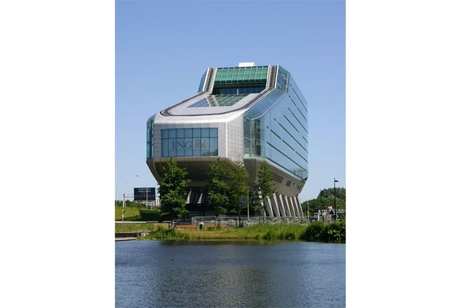 Tập đoàn dịch vụ tài chính toàn cầu ING của Hà Lan đặt trụ sở tại tòa nhà ING House ở Amsterdam. Với hình dạng độc đáo, tòa nhà này thường được gọi là “cái giày”