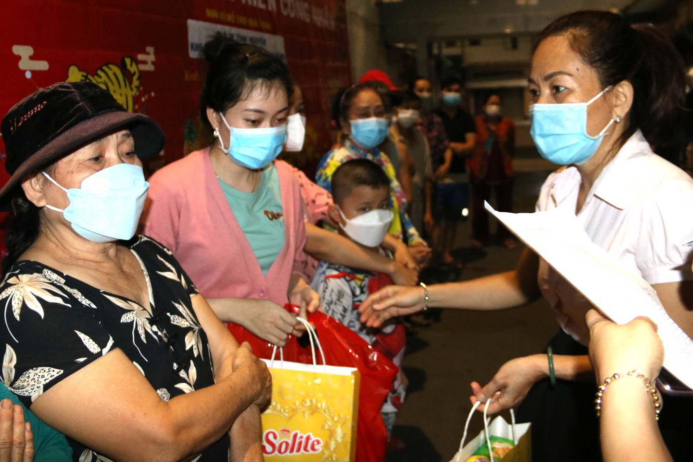 Người lao động ngoài tỉnh tại Bình Dương cần nhà ở nhưng không đủ điều kiện để đăng ký mua nhà.