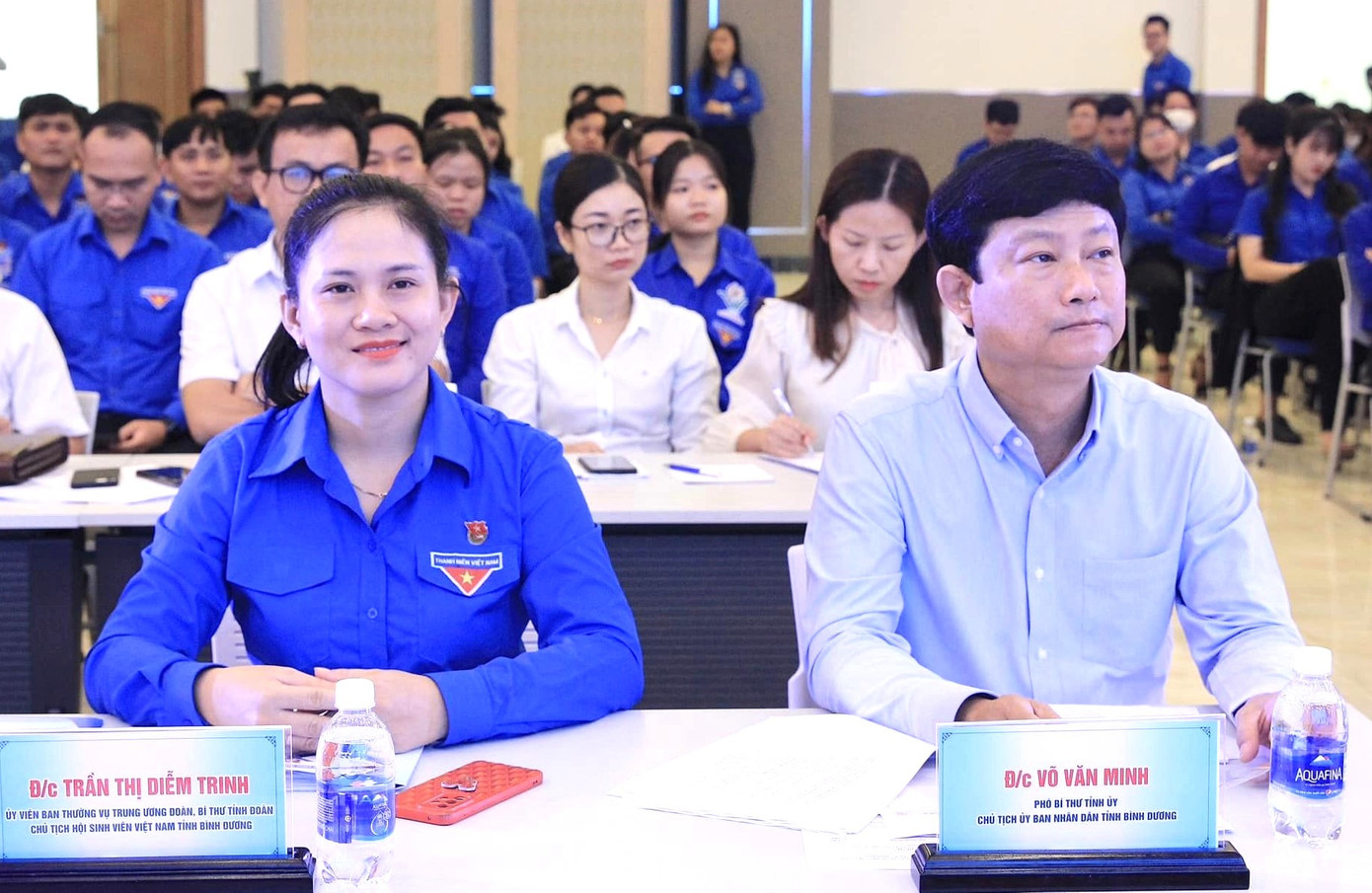 Chủ tịch UBND tỉnh Bình Dương Võ Văn Minh (bìa phải) và Bí thư Tỉnh Đoàn Bình Dương Trần Thị Diễm Trinh tại buổi đối thoại Chủ tịch UBND tỉnh Bình Dương Võ Văn Minh (bìa phải) và Bí thư Tỉnh Đoàn Bình Dương Trần Thị Diễm Trinh tại buổi đối thoại