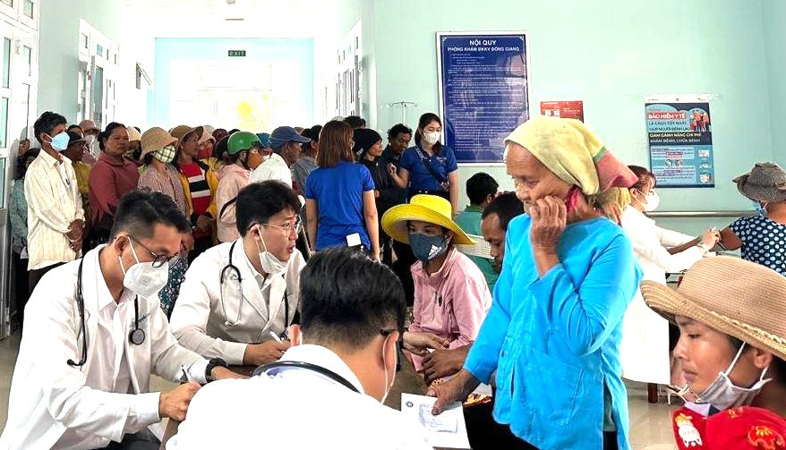 Rất đông người dân đồng bào dân tộc thiểu số đến khám, nhận thuốc chữa bệnh miễn phí. Rất đông người dân đồng bào dân tộc thiểu số đến khám, nhận thuốc chữa bệnh miễn phí.