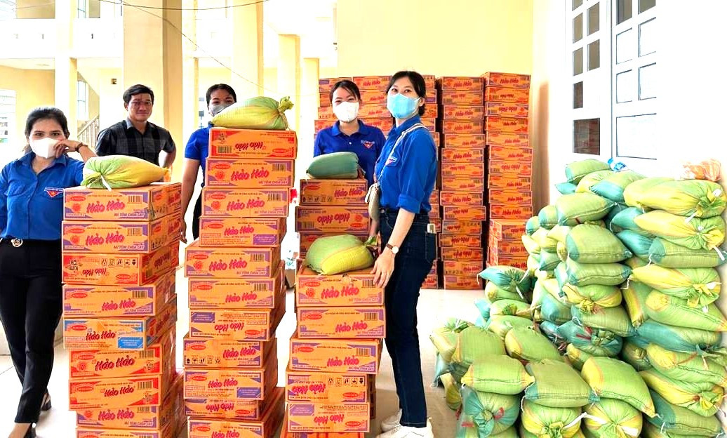 Các bạn đoàn viên chuẩn bị gạo, mì gói tặng người dân. Các bạn đoàn viên chuẩn bị gạo, mì gói tặng người dân.