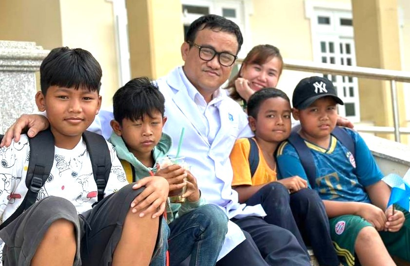Trẻ em người đồng bào chụp ảnh cùng Phó giám đốc Sở Y tế tỉnh Bình Dương Huỳnh Minh Chín. Trẻ em người đồng bào chụp ảnh cùng Phó giám đốc Sở Y tế tỉnh Bình Dương Huỳnh Minh Chín.