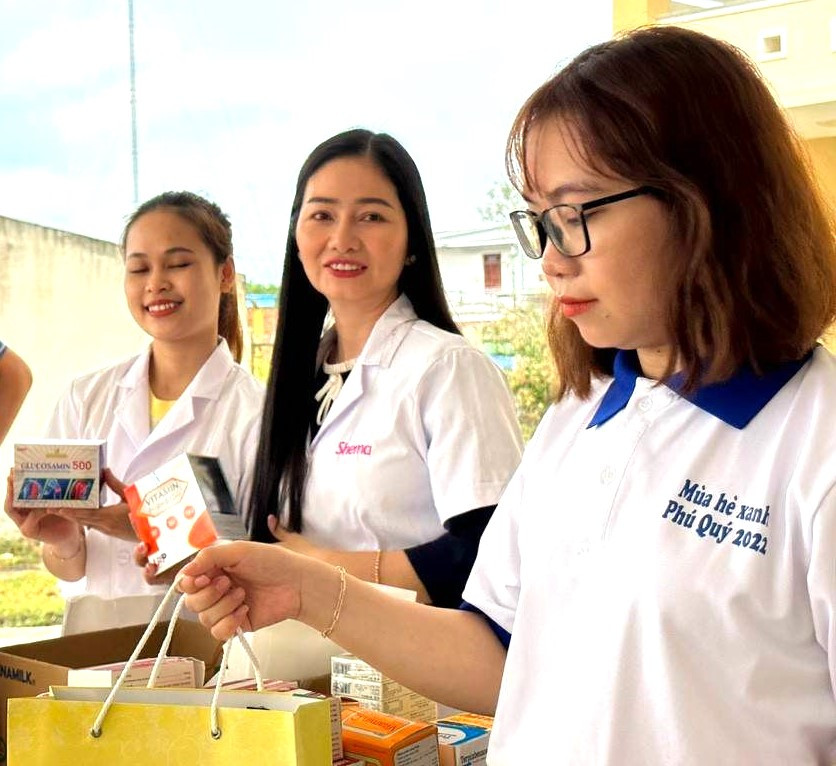 Các y, bác sĩ chuẩn bị thuốc và quà trao tặng người dân. Các y, bác sĩ chuẩn bị thuốc và quà trao tặng người dân.